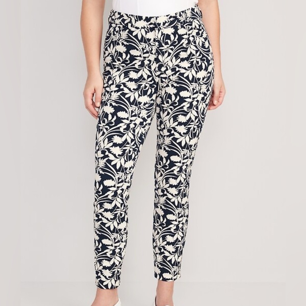 Old Navy Navy and White Floral Cropped Pants